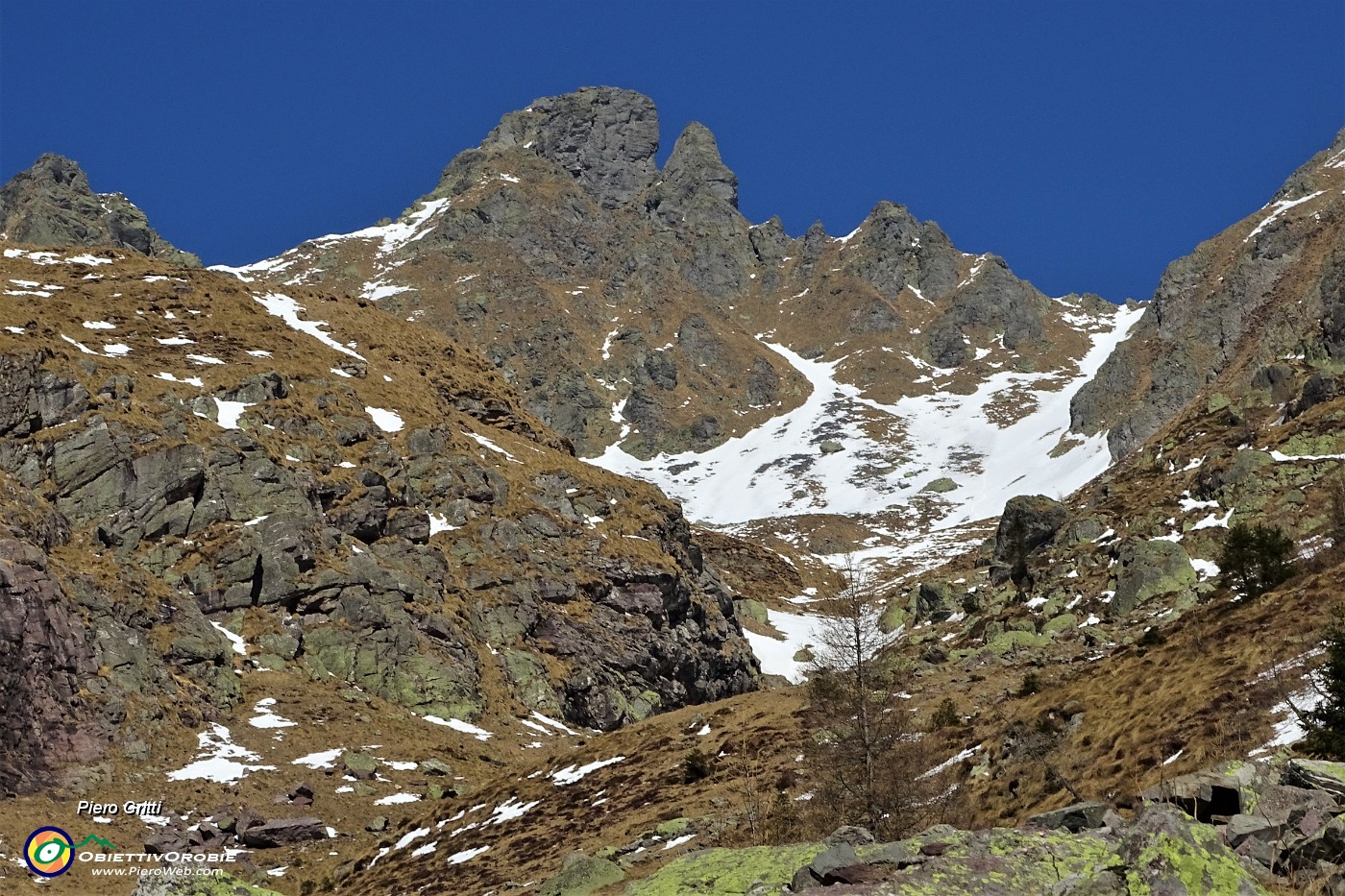 18 Dalla Casera zoom sulla Cima Valletto (2371 m).JPG